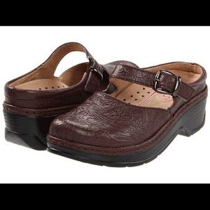 New (?) Klogs tooled brown leather clogs size 10